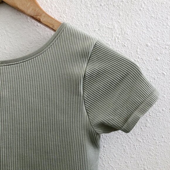 ATHLETA Ribbed Seamless Short Sleeves Crop Top No Size Tag Check Measurements - Picture 3 of 9